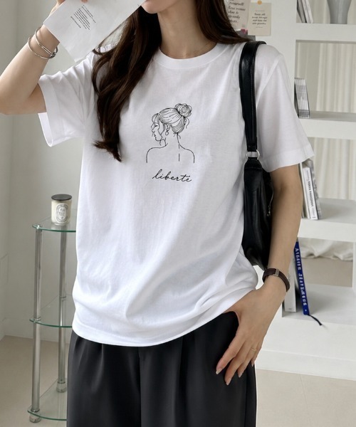 sowme.(ソウミー)の「きれいめに着映える?【ラインイラスト ロゴ ベーシック Tシャツ】(Tシャツ/カットソー・レディース・ホワイト・SMALL/MEDIUM/LARGE)」の6枚目の写真