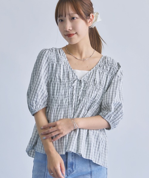 archives(アルシーヴ)の「チェック2wayシャーリングBL(シャツ/ブラウス・レディース・ベージュ/グレー/オフホワイト・MEDIUM)」の2枚目の写真