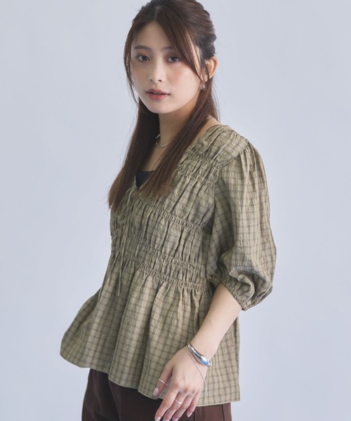archives(アルシーヴ)の「チェック2wayシャーリングBL(シャツ/ブラウス・レディース・ベージュ/グレー/オフホワイト・MEDIUM)」の5枚目の写真