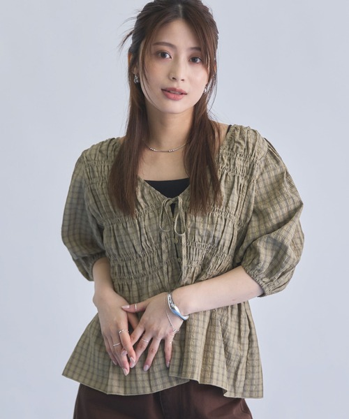archives(アルシーヴ)の「チェック2wayシャーリングBL(シャツ/ブラウス・レディース・ベージュ/グレー/オフホワイト・MEDIUM)」の4枚目の写真