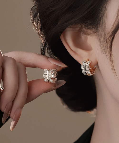 LA VORAGINE(ラ ヴォラジネ)の「レースリボンフープピアス アレルギー対応(ピアス(両耳用)・レディース・B/A/Silver/C・S/M/L)」の2枚目の写真