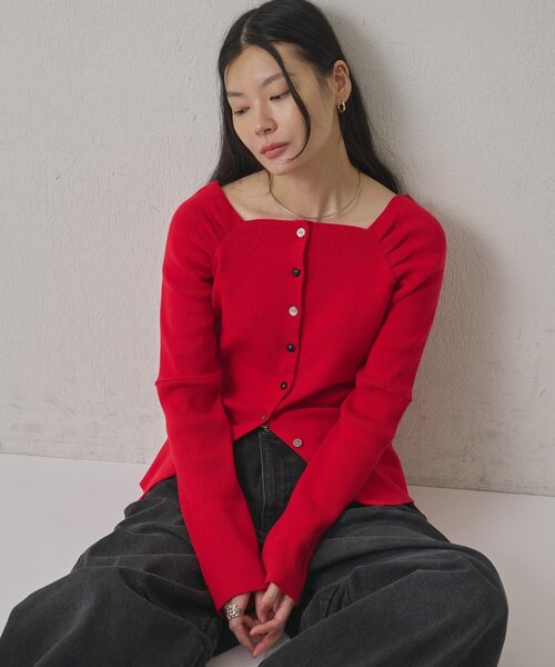 Omekashi(オメカシ)の「≪8/24(月)まで10%OFF≫ランダムボタンオフショルニット(ニット/セーター・レディース・チャコールグレー/ブラウン/ブラック/レッド/オフホワイト・FREE)」の5枚目の写真