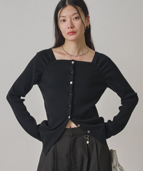 Omekashi(オメカシ)の「≪8/24(月)まで10%OFF≫ランダムボタンオフショルニット(ニット/セーター・レディース・チャコールグレー/ブラウン/ブラック/レッド/オフホワイト・FREE)」の3枚目の写真