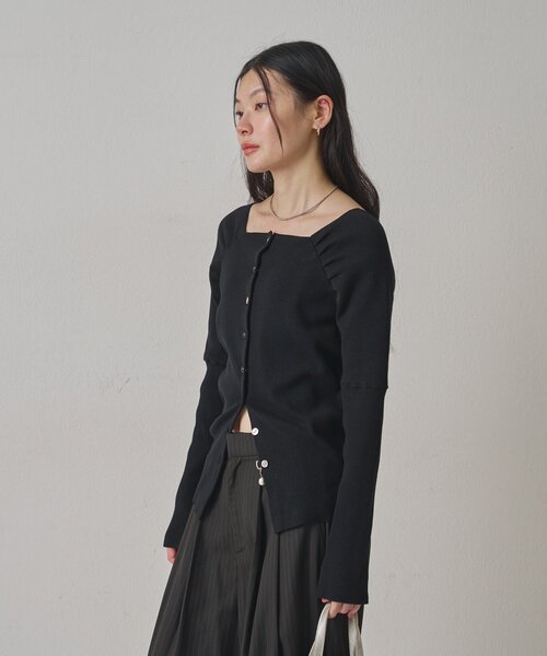 Omekashi（オメカシ）の「≪10/19まで3000円OFF！≫【5色展開】ランダムボタンオフショルニット（ニット/セーター・レディース・チャコールグレー/ブラウン/ブラック/レッド/オフホワイト・FREE）」の18枚目の写真