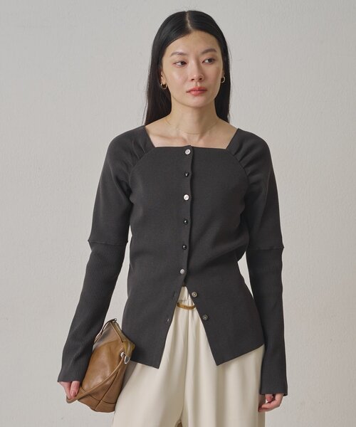 Omekashi(オメカシ)の「≪8/24(月)まで10%OFF≫ランダムボタンオフショルニット(ニット/セーター・レディース・チャコールグレー/ブラウン/ブラック/レッド/オフホワイト・FREE)」の7枚目の写真