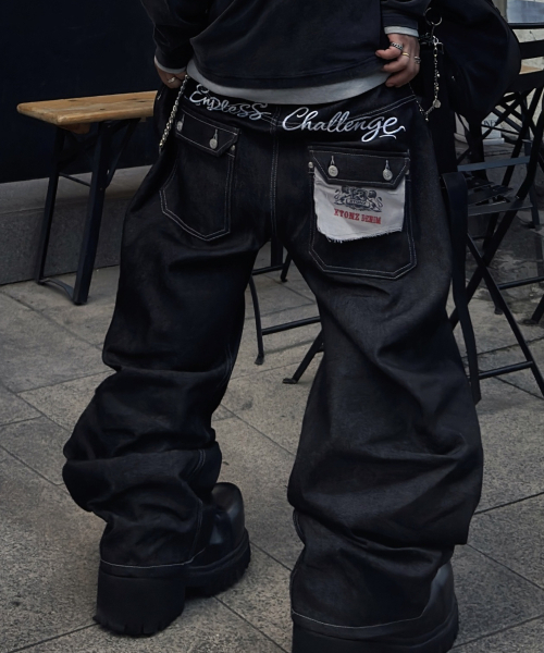 XTONZ(エクストーンズ)の「XP339 レタリングローカーブデニムパンツ (ブラック)(デニムパンツ・レディース・その他・LARGE/MEDIUM/SMALL)」の1枚目の写真