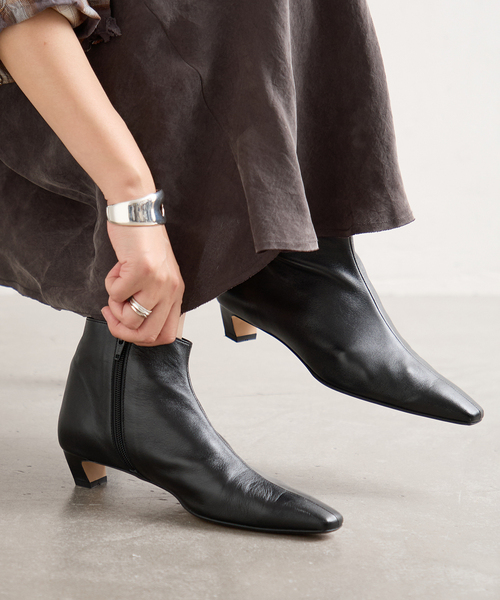 ATELIER BRUGGE(アトリエブルージュ)の「【atelier brugge/アトリエブルージュ】Soft square toe ankle boots(ブーツ・レディース・ブラック/キャメル・24.5cm/23.5cm/22.5cm)」の1枚目の写真