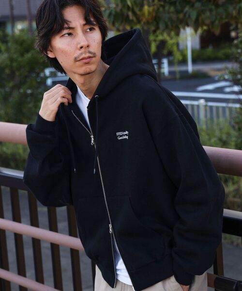 FFEIN(フェイン)の「【FFEIN(フェイン)】ヘビーウエイトワンポイント立体フードジップパーカー / パーカー ダブルジップ ワンポイント ロゴ 裏起毛 フーディ(パーカー・メンズ・ピンク/ブラック/ブラウン/ネイビー/アッシュグレー/ワイン・SMALL/MEDIUM/LARGE)」の7枚目の写真