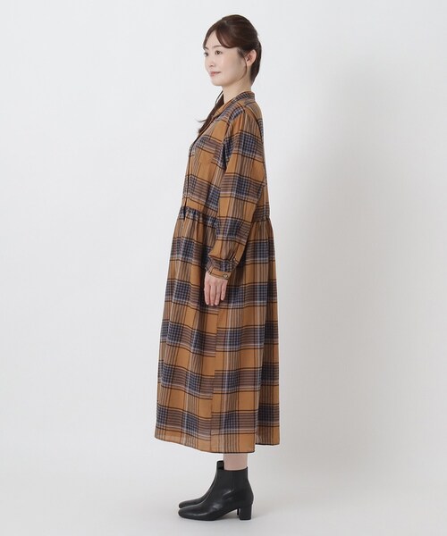 one'sterrace(ワンズテラス)の「コットンドビー チェック柄 前開きワンピース(ワンピース・レディース・ネイビー系5/キャメル/パープル系2・02)」の5枚目の写真