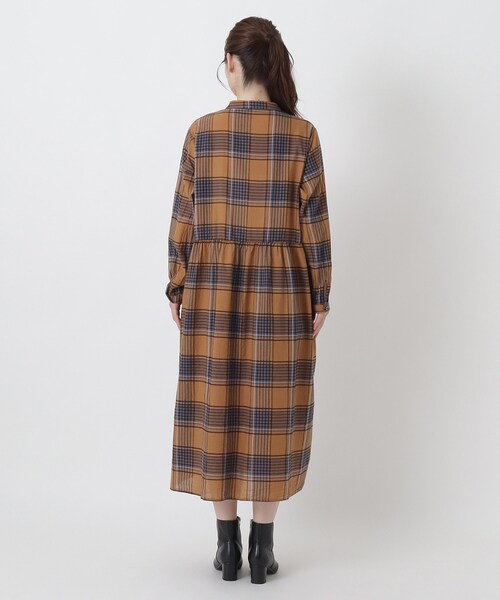 one'sterrace(ワンズテラス)の「コットンドビー チェック柄 前開きワンピース(ワンピース・レディース・ネイビー系5/キャメル/パープル系2・02)」の6枚目の写真