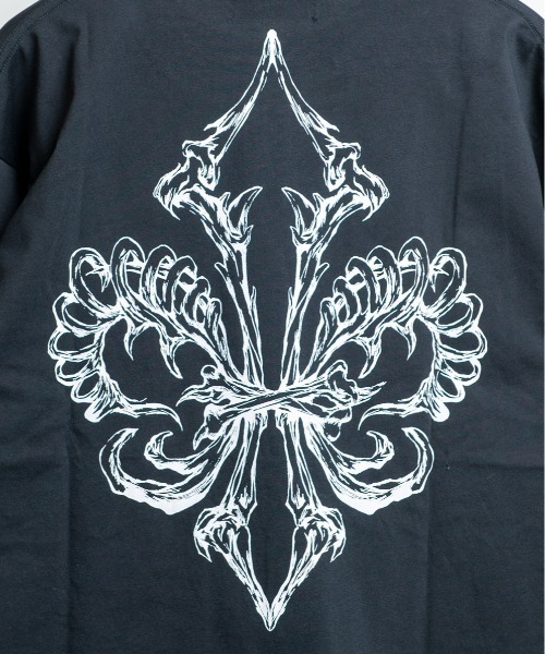 BACKSTAGE PASS（バックステージパス）の「LILY BONE LS(リリー ボーンLS)ゴシックグラフィック ルーズフィット ロングスリーブ Tシャツ（Tシャツ/カットソー・メンズ・ダークグレー・FREE）」の6枚目の写真