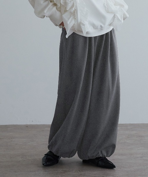 W:Huku(フーク)の「【W:Huku/リンクルフリーツイル】イージーバルーンパンツ / Wrinkle-Free Twill Easy Balloon Pants(スラックス・レディース・ブラウン/ブラック/チャコール・FREE)」の1枚目の写真