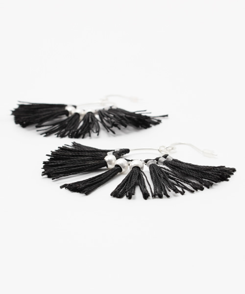 MOUSSY(マウジー)の「STONE FRINGE EARRING(ピアス(両耳用)・レディース・ブラック/レッド/ブルー・FREE)」の4枚目の写真