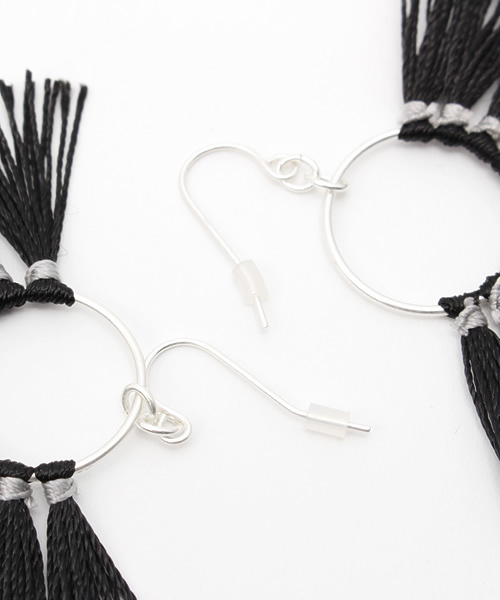MOUSSY(マウジー)の「STONE FRINGE EARRING(ピアス(両耳用)・レディース・ブラック/レッド/ブルー・FREE)」の5枚目の写真