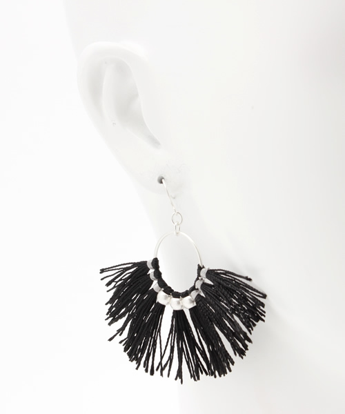 MOUSSY(マウジー)の「STONE FRINGE EARRING(ピアス(両耳用)・レディース・ブラック/レッド/ブルー・FREE)」の7枚目の写真