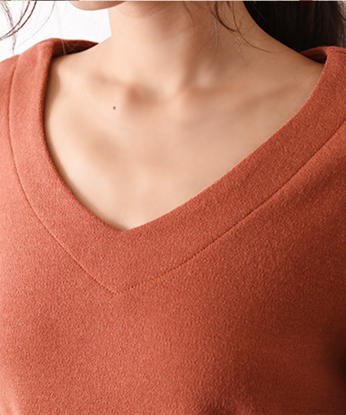 Luz Llena (philter)（ラズレナ　フィルター）の「[made in Japan]Vネック・ロールアップニットソー（Tシャツ/カットソー・レディース・ブラック/カーキ/レンガ・MEDIUM）」の8枚目の写真