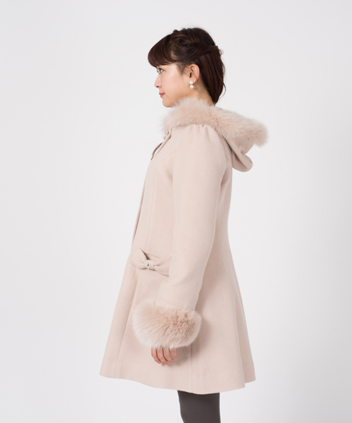 LODISPOTTO（ロディスポット）の「プティットリボンラフィネフードコート（ステンカラーコート・レディース・キャメル/ネイビー/ホワイト・MEDIUM）」の6枚目の写真