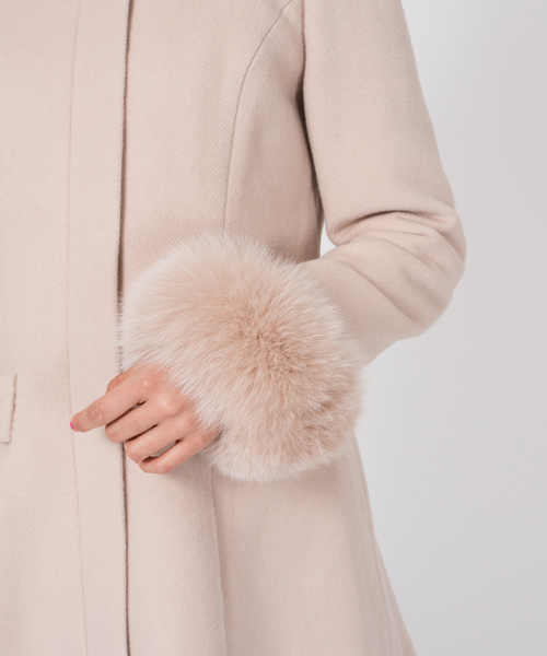 LODISPOTTO（ロディスポット）の「プティットリボンラフィネフードコート（ステンカラーコート・レディース・キャメル/ネイビー/ホワイト・MEDIUM）」の8枚目の写真