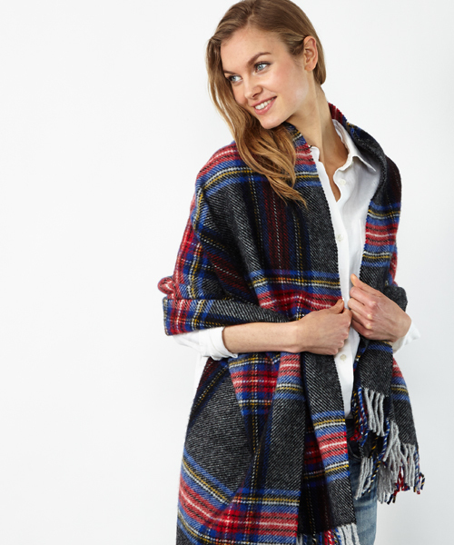 TWEED MILL(ツイードミル)の「ツイードミル 大判厚手ストール 限定別注カラー(ブランケット・レディース・ブラック/グレー/チェック/クリーム/キャメル/レッド/イエロー×グレー/レッド系その他2/レッド系その他/シルバーグレー/ホワイト×レッド/グリーン系その他/ライトグリーン/グリーン/ダークパープル/ブラック×ホワイト/ブラウン系/ライトブルー/ブラウン系1/ブラック×グリーン/エメラルド/ホワイト系/ブルーグリーン/オリーブ/サファリグリーン/ホワイト×ブラック/イエロー× ブルー/イエロー×グリーン/ブルー系6/グレー系2/マルチ/ブルー系7/ブラウン系2/ブルー系8/レッド系その他4/グレー系/ダークグリーン/ブルー/ライトグレー系1/グリーン系1/ライトグレー系3/チャコールグレー/ブルー系2/ライトグリーン系/ブルー系4/グリーン系3/ネイビー系/イエロー系2/ブルー系/ライトパープル/オートミール/ピンク系1/マスタード/イエロー系/ブラック系/オレンジ/ブルー系1/イエロー系1/ネイビー/ピンク系2/ラベンダー/ピンク系3/ピンク系4/黄土色系/ストライプ/テラコッタ/グリーン系/ピンク系/ライトグレー系/ライトグレー系2/オレンジ系/グリーン系2/ブルー系3/ダークグリーン系/ブルー系5/グレー系1/レッド系その他3/ピンク系5/ネイビー系1/レインボー/イエロー系3/エメラルドブルー/オリーブ系/レッド系その他5/オリーブ系1/ブルー系9/レッド系その他6/オリーブ系2/レッド系その他7/ピンク系6/イエロー系4/ナチュラル/ピンク系8/ダークグリーン系1/ブルー系その他/グリーン系その他2/オレンジ系1/イエロー/ピンク系7/ダークブラウン/ベージュ系/イエロー系5/ピンク・FREE)」の10枚目の写真