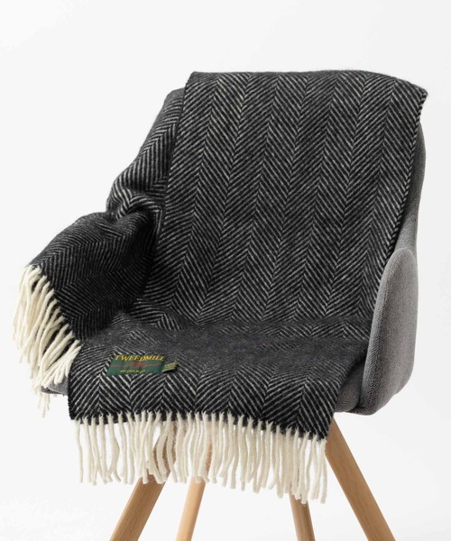 TWEED MILL(ツイードミル)の「ツイードミル 大判厚手ストール 限定別注カラー(ブランケット・レディース・ブラック/グレー/チェック/クリーム/キャメル/レッド/イエロー×グレー/レッド系その他2/レッド系その他/シルバーグレー/ホワイト×レッド/グリーン系その他/ライトグリーン/グリーン/ダークパープル/ブラック×ホワイト/ブラウン系/ライトブルー/ブラウン系1/ブラック×グリーン/エメラルド/ホワイト系/ブルーグリーン/オリーブ/サファリグリーン/ホワイト×ブラック/イエロー× ブルー/イエロー×グリーン/ブルー系6/グレー系2/マルチ/ブルー系7/ブラウン系2/ブルー系8/レッド系その他4/グレー系/ダークグリーン/ブルー/ライトグレー系1/グリーン系1/ライトグレー系3/チャコールグレー/ブルー系2/ライトグリーン系/ブルー系4/グリーン系3/ネイビー系/イエロー系2/ブルー系/ライトパープル/オートミール/ピンク系1/マスタード/イエロー系/ブラック系/オレンジ/ブルー系1/イエロー系1/ネイビー/ピンク系2/ラベンダー/ピンク系3/ピンク系4/黄土色系/ストライプ/テラコッタ/グリーン系/ピンク系/ライトグレー系/ライトグレー系2/オレンジ系/グリーン系2/ブルー系3/ダークグリーン系/ブルー系5/グレー系1/レッド系その他3/ピンク系5/ネイビー系1/レインボー/イエロー系3/エメラルドブルー/オリーブ系/レッド系その他5/オリーブ系1/ブルー系9/レッド系その他6/オリーブ系2/レッド系その他7/ピンク系6/イエロー系4/ナチュラル/ピンク系8/ダークグリーン系1/ブルー系その他/グリーン系その他2/オレンジ系1/イエロー/ピンク系7/ダークブラウン/ベージュ系/イエロー系5/ピンク・FREE)」の8枚目の写真