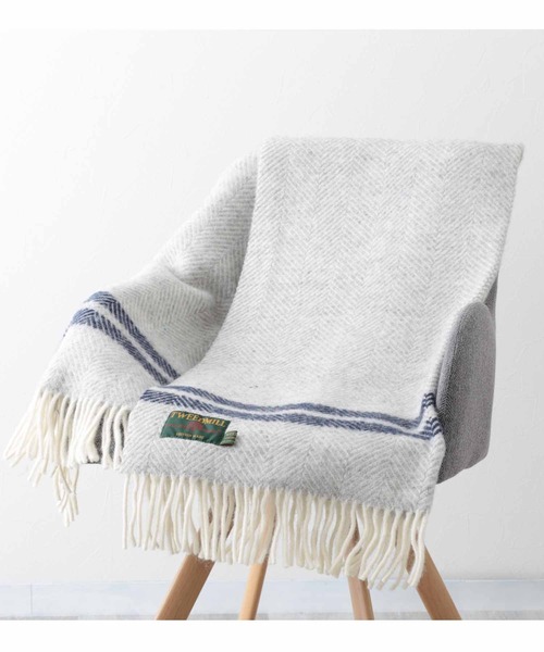 TWEED MILL(ツイードミル)の「ツイードミル 大判厚手ストール 限定別注カラー(ブランケット・レディース・ブラック/グレー/チェック/クリーム/キャメル/レッド/イエロー×グレー/レッド系その他2/レッド系その他/シルバーグレー/ホワイト×レッド/グリーン系その他/ライトグリーン/グリーン/ダークパープル/ブラック×ホワイト/ブラウン系/ライトブルー/ブラウン系1/ブラック×グリーン/エメラルド/ホワイト系/ブルーグリーン/オリーブ/サファリグリーン/ホワイト×ブラック/イエロー× ブルー/イエロー×グリーン/ブルー系6/グレー系2/マルチ/ブルー系7/ブラウン系2/ブルー系8/レッド系その他4/グレー系/ダークグリーン/ブルー/ライトグレー系1/グリーン系1/ライトグレー系3/チャコールグレー/ブルー系2/ライトグリーン系/ブルー系4/グリーン系3/ネイビー系/イエロー系2/ブルー系/ライトパープル/オートミール/ピンク系1/マスタード/イエロー系/ブラック系/オレンジ/ブルー系1/イエロー系1/ネイビー/ピンク系2/ラベンダー/ピンク系3/ピンク系4/黄土色系/ストライプ/テラコッタ/グリーン系/ピンク系/ライトグレー系/ライトグレー系2/オレンジ系/グリーン系2/ブルー系3/ダークグリーン系/ブルー系5/グレー系1/レッド系その他3/ピンク系5/ネイビー系1/レインボー/イエロー系3/エメラルドブルー/オリーブ系/レッド系その他5/オリーブ系1/ブルー系9/レッド系その他6/オリーブ系2/レッド系その他7/ピンク系6/イエロー系4/ナチュラル/ピンク系8/ダークグリーン系1/ブルー系その他/グリーン系その他2/オレンジ系1/イエロー/ピンク系7/ダークブラウン/ベージュ系/イエロー系5/ピンク・FREE)」の12枚目の写真