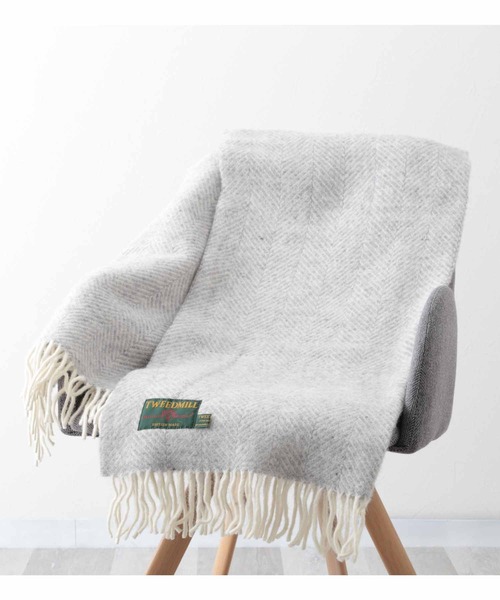 TWEED MILL(ツイードミル)の「ツイードミル 大判厚手ストール 限定別注カラー(ブランケット・レディース・ブラック/グレー/チェック/クリーム/キャメル/レッド/イエロー×グレー/レッド系その他2/レッド系その他/シルバーグレー/ホワイト×レッド/グリーン系その他/ライトグリーン/グリーン/ダークパープル/ブラック×ホワイト/ブラウン系/ライトブルー/ブラウン系1/ブラック×グリーン/エメラルド/ホワイト系/ブルーグリーン/オリーブ/サファリグリーン/ホワイト×ブラック/イエロー× ブルー/イエロー×グリーン/ブルー系6/グレー系2/マルチ/ブルー系7/ブラウン系2/ブルー系8/レッド系その他4/グレー系/ダークグリーン/ブルー/ライトグレー系1/グリーン系1/ライトグレー系3/チャコールグレー/ブルー系2/ライトグリーン系/ブルー系4/グリーン系3/ネイビー系/イエロー系2/ブルー系/ライトパープル/オートミール/ピンク系1/マスタード/イエロー系/ブラック系/オレンジ/ブルー系1/イエロー系1/ネイビー/ピンク系2/ラベンダー/ピンク系3/ピンク系4/黄土色系/ストライプ/テラコッタ/グリーン系/ピンク系/ライトグレー系/ライトグレー系2/オレンジ系/グリーン系2/ブルー系3/ダークグリーン系/ブルー系5/グレー系1/レッド系その他3/ピンク系5/ネイビー系1/レインボー/イエロー系3/エメラルドブルー/オリーブ系/レッド系その他5/オリーブ系1/ブルー系9/レッド系その他6/オリーブ系2/レッド系その他7/ピンク系6/イエロー系4/ナチュラル/ピンク系8/ダークグリーン系1/ブルー系その他/グリーン系その他2/オレンジ系1/イエロー/ピンク系7/ダークブラウン/ベージュ系/イエロー系5/ピンク・FREE)」の15枚目の写真