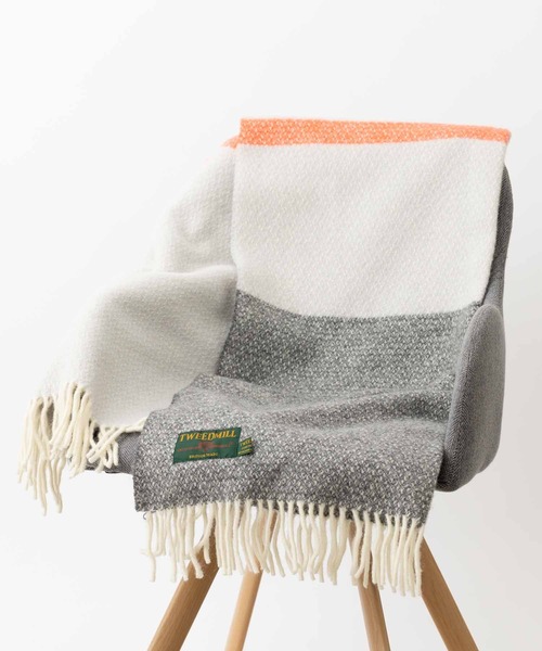 TWEED MILL(ツイードミル)の「ツイードミル 大判厚手ストール 限定別注カラー(ブランケット・レディース・ブラック/グレー/チェック/クリーム/キャメル/レッド/イエロー×グレー/レッド系その他2/レッド系その他/シルバーグレー/ホワイト×レッド/グリーン系その他/ライトグリーン/グリーン/ダークパープル/ブラック×ホワイト/ブラウン系/ライトブルー/ブラウン系1/ブラック×グリーン/エメラルド/ホワイト系/ブルーグリーン/オリーブ/サファリグリーン/ホワイト×ブラック/イエロー× ブルー/イエロー×グリーン/ブルー系6/グレー系2/マルチ/ブルー系7/ブラウン系2/ブルー系8/レッド系その他4/グレー系/ダークグリーン/ブルー/ライトグレー系1/グリーン系1/ライトグレー系3/チャコールグレー/ブルー系2/ライトグリーン系/ブルー系4/グリーン系3/ネイビー系/イエロー系2/ブルー系/ライトパープル/オートミール/ピンク系1/マスタード/イエロー系/ブラック系/オレンジ/ブルー系1/イエロー系1/ネイビー/ピンク系2/ラベンダー/ピンク系3/ピンク系4/黄土色系/ストライプ/テラコッタ/グリーン系/ピンク系/ライトグレー系/ライトグレー系2/オレンジ系/グリーン系2/ブルー系3/ダークグリーン系/ブルー系5/グレー系1/レッド系その他3/ピンク系5/ネイビー系1/レインボー/イエロー系3/エメラルドブルー/オリーブ系/レッド系その他5/オリーブ系1/ブルー系9/レッド系その他6/オリーブ系2/レッド系その他7/ピンク系6/イエロー系4/ナチュラル/ピンク系8/ダークグリーン系1/ブルー系その他/グリーン系その他2/オレンジ系1/イエロー/ピンク系7/ダークブラウン/ベージュ系/イエロー系5/ピンク・FREE)」の16枚目の写真