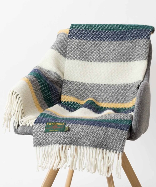 TWEED MILL(ツイードミル)の「ツイードミル 大判厚手ストール 限定別注カラー(ブランケット・レディース・ブラック/グレー/チェック/クリーム/キャメル/レッド/イエロー×グレー/レッド系その他2/レッド系その他/シルバーグレー/ホワイト×レッド/グリーン系その他/ライトグリーン/グリーン/ダークパープル/ブラック×ホワイト/ブラウン系/ライトブルー/ブラウン系1/ブラック×グリーン/エメラルド/ホワイト系/ブルーグリーン/オリーブ/サファリグリーン/ホワイト×ブラック/イエロー× ブルー/イエロー×グリーン/ブルー系6/グレー系2/マルチ/ブルー系7/ブラウン系2/ブルー系8/レッド系その他4/グレー系/ダークグリーン/ブルー/ライトグレー系1/グリーン系1/ライトグレー系3/チャコールグレー/ブルー系2/ライトグリーン系/ブルー系4/グリーン系3/ネイビー系/イエロー系2/ブルー系/ライトパープル/オートミール/ピンク系1/マスタード/イエロー系/ブラック系/オレンジ/ブルー系1/イエロー系1/ネイビー/ピンク系2/ラベンダー/ピンク系3/ピンク系4/黄土色系/ストライプ/テラコッタ/グリーン系/ピンク系/ライトグレー系/ライトグレー系2/オレンジ系/グリーン系2/ブルー系3/ダークグリーン系/ブルー系5/グレー系1/レッド系その他3/ピンク系5/ネイビー系1/レインボー/イエロー系3/エメラルドブルー/オリーブ系/レッド系その他5/オリーブ系1/ブルー系9/レッド系その他6/オリーブ系2/レッド系その他7/ピンク系6/イエロー系4/ナチュラル/ピンク系8/ダークグリーン系1/ブルー系その他/グリーン系その他2/オレンジ系1/イエロー/ピンク系7/ダークブラウン/ベージュ系/イエロー系5/ピンク・FREE)」の18枚目の写真