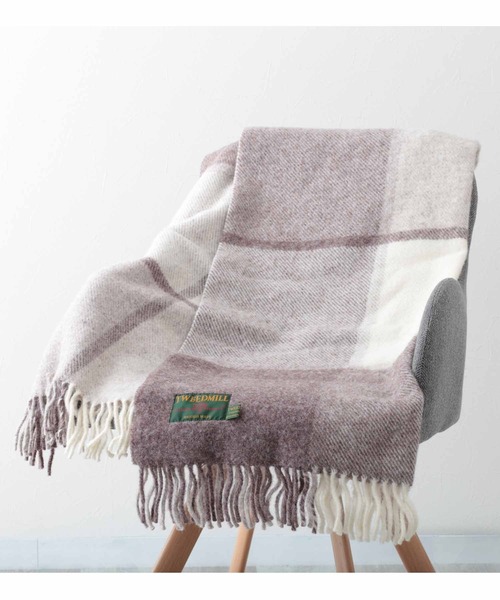 TWEED MILL(ツイードミル)の「ツイードミル 大判厚手ストール 限定別注カラー(ブランケット・レディース・ブラック/グレー/チェック/クリーム/キャメル/レッド/イエロー×グレー/レッド系その他2/レッド系その他/シルバーグレー/ホワイト×レッド/グリーン系その他/ライトグリーン/グリーン/ダークパープル/ブラック×ホワイト/ブラウン系/ライトブルー/ブラウン系1/ブラック×グリーン/エメラルド/ホワイト系/ブルーグリーン/オリーブ/サファリグリーン/ホワイト×ブラック/イエロー× ブルー/イエロー×グリーン/ブルー系6/グレー系2/マルチ/ブルー系7/ブラウン系2/ブルー系8/レッド系その他4/グレー系/ダークグリーン/ブルー/ライトグレー系1/グリーン系1/ライトグレー系3/チャコールグレー/ブルー系2/ライトグリーン系/ブルー系4/グリーン系3/ネイビー系/イエロー系2/ブルー系/ライトパープル/オートミール/ピンク系1/マスタード/イエロー系/ブラック系/オレンジ/ブルー系1/イエロー系1/ネイビー/ピンク系2/ラベンダー/ピンク系3/ピンク系4/黄土色系/ストライプ/テラコッタ/グリーン系/ピンク系/ライトグレー系/ライトグレー系2/オレンジ系/グリーン系2/ブルー系3/ダークグリーン系/ブルー系5/グレー系1/レッド系その他3/ピンク系5/ネイビー系1/レインボー/イエロー系3/エメラルドブルー/オリーブ系/レッド系その他5/オリーブ系1/ブルー系9/レッド系その他6/オリーブ系2/レッド系その他7/ピンク系6/イエロー系4/ナチュラル/ピンク系8/ダークグリーン系1/ブルー系その他/グリーン系その他2/オレンジ系1/イエロー/ピンク系7/ダークブラウン/ベージュ系/イエロー系5/ピンク・FREE)」の22枚目の写真