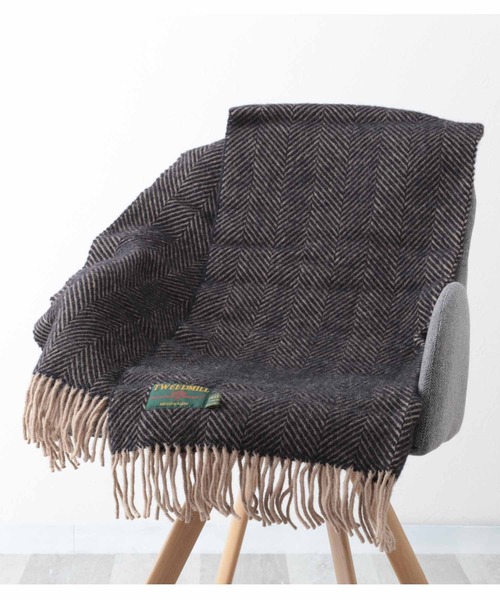 TWEED MILL(ツイードミル)の「ツイードミル 大判厚手ストール 限定別注カラー(ブランケット・レディース・ブラック/グレー/チェック/クリーム/キャメル/レッド/イエロー×グレー/レッド系その他2/レッド系その他/シルバーグレー/ホワイト×レッド/グリーン系その他/ライトグリーン/グリーン/ダークパープル/ブラック×ホワイト/ブラウン系/ライトブルー/ブラウン系1/ブラック×グリーン/エメラルド/ホワイト系/ブルーグリーン/オリーブ/サファリグリーン/ホワイト×ブラック/イエロー× ブルー/イエロー×グリーン/ブルー系6/グレー系2/マルチ/ブルー系7/ブラウン系2/ブルー系8/レッド系その他4/グレー系/ダークグリーン/ブルー/ライトグレー系1/グリーン系1/ライトグレー系3/チャコールグレー/ブルー系2/ライトグリーン系/ブルー系4/グリーン系3/ネイビー系/イエロー系2/ブルー系/ライトパープル/オートミール/ピンク系1/マスタード/イエロー系/ブラック系/オレンジ/ブルー系1/イエロー系1/ネイビー/ピンク系2/ラベンダー/ピンク系3/ピンク系4/黄土色系/ストライプ/テラコッタ/グリーン系/ピンク系/ライトグレー系/ライトグレー系2/オレンジ系/グリーン系2/ブルー系3/ダークグリーン系/ブルー系5/グレー系1/レッド系その他3/ピンク系5/ネイビー系1/レインボー/イエロー系3/エメラルドブルー/オリーブ系/レッド系その他5/オリーブ系1/ブルー系9/レッド系その他6/オリーブ系2/レッド系その他7/ピンク系6/イエロー系4/ナチュラル/ピンク系8/ダークグリーン系1/ブルー系その他/グリーン系その他2/オレンジ系1/イエロー/ピンク系7/ダークブラウン/ベージュ系/イエロー系5/ピンク・FREE)」の19枚目の写真