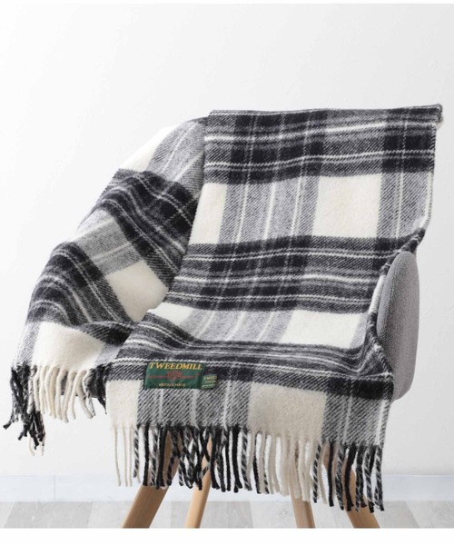 TWEED MILL(ツイードミル)の「ツイードミル 大判厚手ストール 限定別注カラー(ブランケット・レディース・ブラック/グレー/チェック/クリーム/キャメル/レッド/イエロー×グレー/レッド系その他2/レッド系その他/シルバーグレー/ホワイト×レッド/グリーン系その他/ライトグリーン/グリーン/ダークパープル/ブラック×ホワイト/ブラウン系/ライトブルー/ブラウン系1/ブラック×グリーン/エメラルド/ホワイト系/ブルーグリーン/オリーブ/サファリグリーン/ホワイト×ブラック/イエロー× ブルー/イエロー×グリーン/ブルー系6/グレー系2/マルチ/ブルー系7/ブラウン系2/ブルー系8/レッド系その他4/グレー系/ダークグリーン/ブルー/ライトグレー系1/グリーン系1/ライトグレー系3/チャコールグレー/ブルー系2/ライトグリーン系/ブルー系4/グリーン系3/ネイビー系/イエロー系2/ブルー系/ライトパープル/オートミール/ピンク系1/マスタード/イエロー系/ブラック系/オレンジ/ブルー系1/イエロー系1/ネイビー/ピンク系2/ラベンダー/ピンク系3/ピンク系4/黄土色系/ストライプ/テラコッタ/グリーン系/ピンク系/ライトグレー系/ライトグレー系2/オレンジ系/グリーン系2/ブルー系3/ダークグリーン系/ブルー系5/グレー系1/レッド系その他3/ピンク系5/ネイビー系1/レインボー/イエロー系3/エメラルドブルー/オリーブ系/レッド系その他5/オリーブ系1/ブルー系9/レッド系その他6/オリーブ系2/レッド系その他7/ピンク系6/イエロー系4/ナチュラル/ピンク系8/ダークグリーン系1/ブルー系その他/グリーン系その他2/オレンジ系1/イエロー/ピンク系7/ダークブラウン/ベージュ系/イエロー系5/ピンク・FREE)」の3枚目の写真