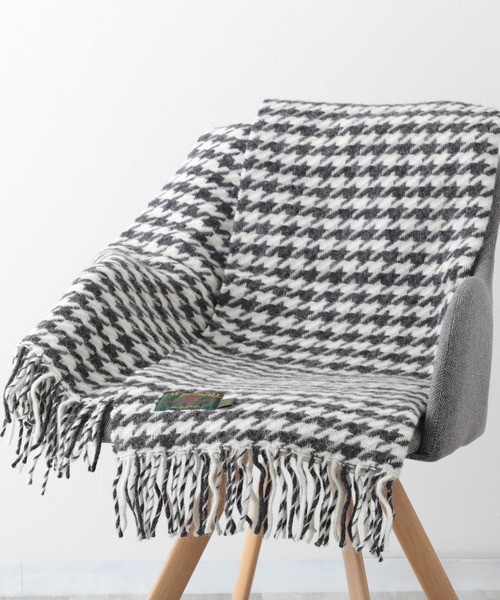 TWEED MILL(ツイードミル)の「ツイードミル 大判厚手ストール 限定別注カラー(ブランケット・レディース・ブラック/グレー/チェック/クリーム/キャメル/レッド/イエロー×グレー/レッド系その他2/レッド系その他/シルバーグレー/ホワイト×レッド/グリーン系その他/ライトグリーン/グリーン/ダークパープル/ブラック×ホワイト/ブラウン系/ライトブルー/ブラウン系1/ブラック×グリーン/エメラルド/ホワイト系/ブルーグリーン/オリーブ/サファリグリーン/ホワイト×ブラック/イエロー× ブルー/イエロー×グリーン/ブルー系6/グレー系2/マルチ/ブルー系7/ブラウン系2/ブルー系8/レッド系その他4/グレー系/ダークグリーン/ブルー/ライトグレー系1/グリーン系1/ライトグレー系3/チャコールグレー/ブルー系2/ライトグリーン系/ブルー系4/グリーン系3/ネイビー系/イエロー系2/ブルー系/ライトパープル/オートミール/ピンク系1/マスタード/イエロー系/ブラック系/オレンジ/ブルー系1/イエロー系1/ネイビー/ピンク系2/ラベンダー/ピンク系3/ピンク系4/黄土色系/ストライプ/テラコッタ/グリーン系/ピンク系/ライトグレー系/ライトグレー系2/オレンジ系/グリーン系2/ブルー系3/ダークグリーン系/ブルー系5/グレー系1/レッド系その他3/ピンク系5/ネイビー系1/レインボー/イエロー系3/エメラルドブルー/オリーブ系/レッド系その他5/オリーブ系1/ブルー系9/レッド系その他6/オリーブ系2/レッド系その他7/ピンク系6/イエロー系4/ナチュラル/ピンク系8/ダークグリーン系1/ブルー系その他/グリーン系その他2/オレンジ系1/イエロー/ピンク系7/ダークブラウン/ベージュ系/イエロー系5/ピンク・FREE)」の6枚目の写真