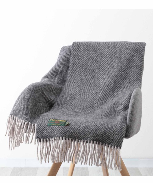 TWEED MILL(ツイードミル)の「ツイードミル 大判厚手ストール 限定別注カラー(ブランケット・レディース・ブラック/グレー/チェック/クリーム/キャメル/レッド/イエロー×グレー/レッド系その他2/レッド系その他/シルバーグレー/ホワイト×レッド/グリーン系その他/ライトグリーン/グリーン/ダークパープル/ブラック×ホワイト/ブラウン系/ライトブルー/ブラウン系1/ブラック×グリーン/エメラルド/ホワイト系/ブルーグリーン/オリーブ/サファリグリーン/ホワイト×ブラック/イエロー× ブルー/イエロー×グリーン/ブルー系6/グレー系2/マルチ/ブルー系7/ブラウン系2/ブルー系8/レッド系その他4/グレー系/ダークグリーン/ブルー/ライトグレー系1/グリーン系1/ライトグレー系3/チャコールグレー/ブルー系2/ライトグリーン系/ブルー系4/グリーン系3/ネイビー系/イエロー系2/ブルー系/ライトパープル/オートミール/ピンク系1/マスタード/イエロー系/ブラック系/オレンジ/ブルー系1/イエロー系1/ネイビー/ピンク系2/ラベンダー/ピンク系3/ピンク系4/黄土色系/ストライプ/テラコッタ/グリーン系/ピンク系/ライトグレー系/ライトグレー系2/オレンジ系/グリーン系2/ブルー系3/ダークグリーン系/ブルー系5/グレー系1/レッド系その他3/ピンク系5/ネイビー系1/レインボー/イエロー系3/エメラルドブルー/オリーブ系/レッド系その他5/オリーブ系1/ブルー系9/レッド系その他6/オリーブ系2/レッド系その他7/ピンク系6/イエロー系4/ナチュラル/ピンク系8/ダークグリーン系1/ブルー系その他/グリーン系その他2/オレンジ系1/イエロー/ピンク系7/ダークブラウン/ベージュ系/イエロー系5/ピンク・FREE)」の9枚目の写真