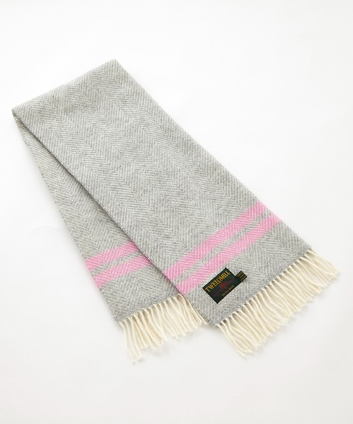 TWEED MILL(ツイードミル)の「ツイードミル 大判厚手ストール 限定別注カラー(ブランケット・レディース・ブラック/グレー/チェック/クリーム/キャメル/レッド/イエロー×グレー/レッド系その他2/レッド系その他/シルバーグレー/ホワイト×レッド/グリーン系その他/ライトグリーン/グリーン/ダークパープル/ブラック×ホワイト/ブラウン系/ライトブルー/ブラウン系1/ブラック×グリーン/エメラルド/ホワイト系/ブルーグリーン/オリーブ/サファリグリーン/ホワイト×ブラック/イエロー× ブルー/イエロー×グリーン/ブルー系6/グレー系2/マルチ/ブルー系7/ブラウン系2/ブルー系8/レッド系その他4/グレー系/ダークグリーン/ブルー/ライトグレー系1/グリーン系1/ライトグレー系3/チャコールグレー/ブルー系2/ライトグリーン系/ブルー系4/グリーン系3/ネイビー系/イエロー系2/ブルー系/ライトパープル/オートミール/ピンク系1/マスタード/イエロー系/ブラック系/オレンジ/ブルー系1/イエロー系1/ネイビー/ピンク系2/ラベンダー/ピンク系3/ピンク系4/黄土色系/ストライプ/テラコッタ/グリーン系/ピンク系/ライトグレー系/ライトグレー系2/オレンジ系/グリーン系2/ブルー系3/ダークグリーン系/ブルー系5/グレー系1/レッド系その他3/ピンク系5/ネイビー系1/レインボー/イエロー系3/エメラルドブルー/オリーブ系/レッド系その他5/オリーブ系1/ブルー系9/レッド系その他6/オリーブ系2/レッド系その他7/ピンク系6/イエロー系4/ナチュラル/ピンク系8/ダークグリーン系1/ブルー系その他/グリーン系その他2/オレンジ系1/イエロー/ピンク系7/ダークブラウン/ベージュ系/イエロー系5/ピンク・FREE)」の11枚目の写真