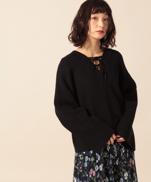 LOWRYS FARM（ローリーズファーム）の「７Ｇレースアッププルオーバー　783995（ニット/セーター・レディース・ライラック/ホワイト/ブラック/イエロー・LARGE/MEDIUM）」の2枚目の写真