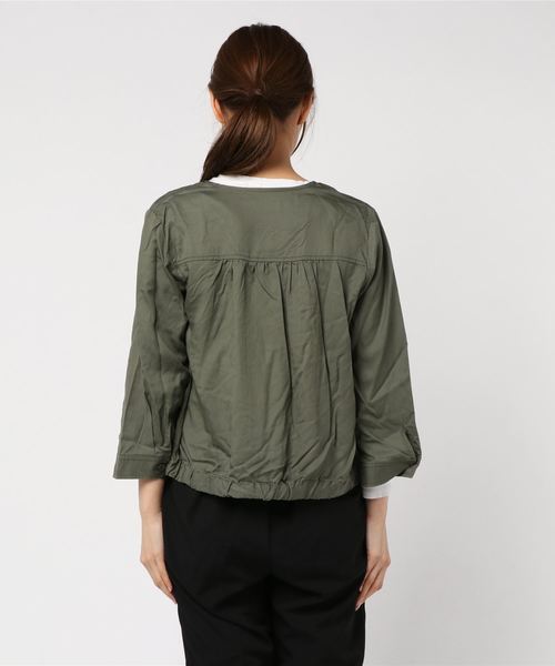 VENCEEXCHANGE(ヴァンスエクスチェンジ)の「リヨセルVネックブルゾン(ノーカラージャケット・レディース・グリーン/ブルー/ベージュ・M/L)」の5枚目の写真