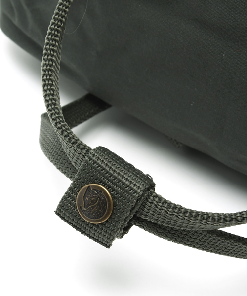fennica Men's（フェニカメンズ）の「FJALLRABEN / kanken big（バックパック/リュック・メンズ・ベージュ/ダークグリーン・ONE SIZE）」の9枚目の写真