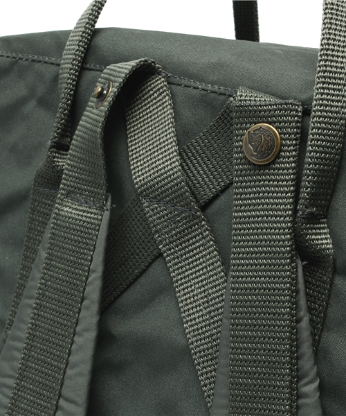 fennica Men's（フェニカメンズ）の「FJALLRABEN / kanken big（バックパック/リュック・メンズ・ベージュ/ダークグリーン・ONE SIZE）」の8枚目の写真