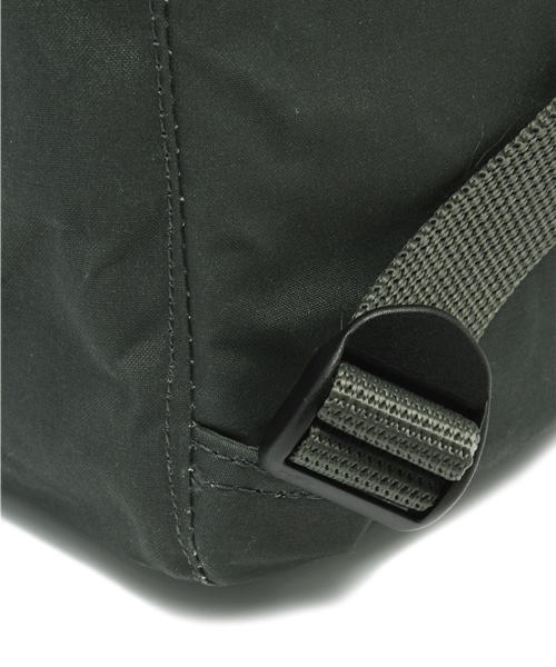 fennica Men's（フェニカメンズ）の「FJALLRABEN / kanken big（バックパック/リュック・メンズ・ベージュ/ダークグリーン・ONE SIZE）」の7枚目の写真