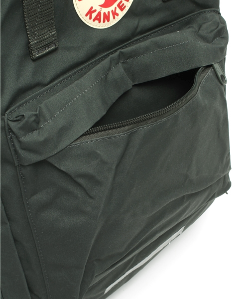 fennica Men's（フェニカメンズ）の「FJALLRABEN / kanken big（バックパック/リュック・メンズ・ベージュ/ダークグリーン・ONE SIZE）」の5枚目の写真