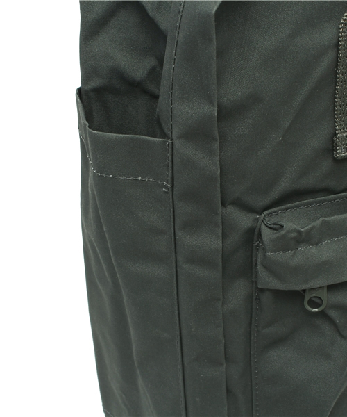 fennica Men's（フェニカメンズ）の「FJALLRABEN / kanken big（バックパック/リュック・メンズ・ベージュ/ダークグリーン・ONE SIZE）」の15枚目の写真