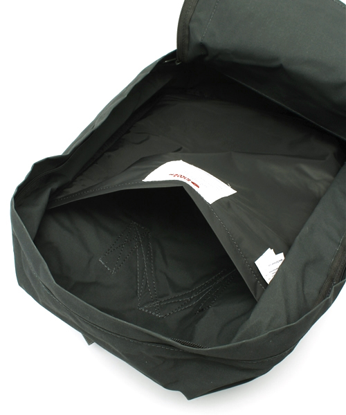 fennica Men's（フェニカメンズ）の「FJALLRABEN / kanken big（バックパック/リュック・メンズ・ベージュ/ダークグリーン・ONE SIZE）」の14枚目の写真