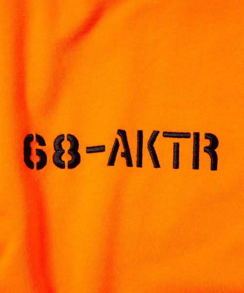 68&brothers(シックスティエイトアンドブラザーズ)の「x AKTR Sweat Tee w/emb.(スウェット・メンズ・ヘザーグレー/オレンジ・MEDIUM/LARGE/X-LARGE/XX-LARGE)」の4枚目の写真