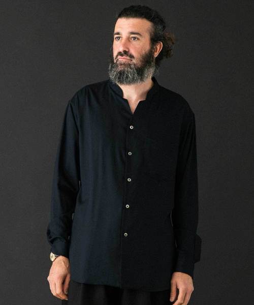 UNITED TOKYO（ユナイテッドトウキョウ）の「Vネックロングスリーブシャツ（シャツ/ブラウス・メンズ・ブラック/オレンジ/グリーン/グレイッシュベージュ/ホワイト・1/2/3）」の6枚目の写真