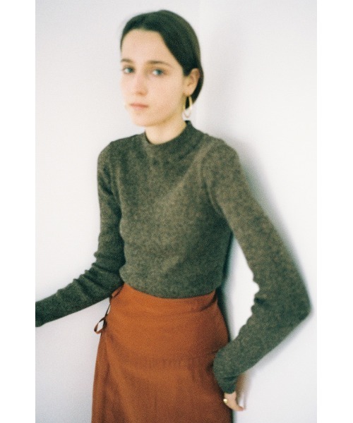 CLANE（クラネ）の「HIGH-NECK RIB KNIT（ニット/セーター・レディース・ブラック/ベージュ/ブラウン/レッド・1/2）」の3枚目の写真
