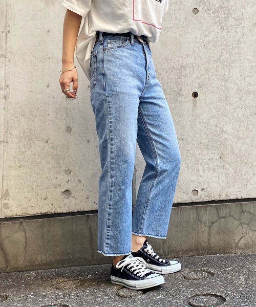 PAGEBOY(ページボーイ)の「【SOMETHING × PAGEBOY】別注スプーンクロップ(デニムパンツ・レディース・オフホワイト/サックスブルー・25inch/26inch)」の1枚目の写真
