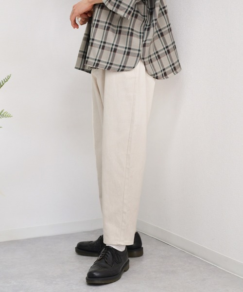 kutir（クティール）の「カツラギ素材　ワイドテーパードパンツ（その他パンツ・メンズ・オフホワイト/ダークパープル・SMALL/MEDIUM/LARGE）」の9枚目の写真