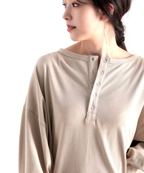 classicalelf(クラシカルエルフ)の「USAコットン バックヘンリーネックカットソー(Tシャツ/カットソー・レディース・ブラック/オフホワイト/グレイッシュベージュ/ミント・MEDIUM/LARGE/X-LARGE)」の11枚目の写真
