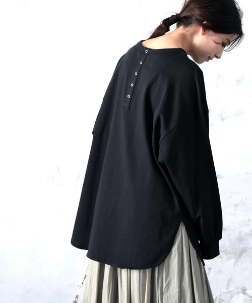 classicalelf(クラシカルエルフ)の「USAコットン バックヘンリーネックカットソー(Tシャツ/カットソー・レディース・ブラック/オフホワイト/グレイッシュベージュ/ミント・MEDIUM/LARGE/X-LARGE)」の15枚目の写真
