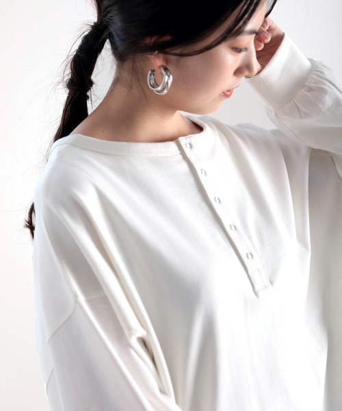 classicalelf(クラシカルエルフ)の「USAコットン バックヘンリーネックカットソー(Tシャツ/カットソー・レディース・ブラック/オフホワイト/グレイッシュベージュ/ミント・MEDIUM/LARGE/X-LARGE)」の20枚目の写真